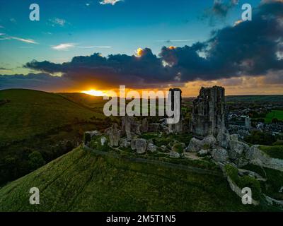 Luftaufnahme der Ruinen von Corfe Castle, Dorset bei Sonnenuntergang Stockfoto