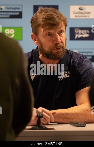 Manchester, Großbritannien. 30. Dezember 2022. Mike Forshaw spricht zum Presseposten-Spiel *** während des Gallagher Premiership Rugby-Spiels zwischen Sale Sharks und Leicester Tigers am 30. Dezember 2022 im AJ Bell Stadium, Manchester. Foto von Simon Hall. Nur redaktionelle Verwendung, Lizenz für kommerzielle Verwendung erforderlich. Keine Verwendung bei Wetten, Spielen oder Veröffentlichungen von Clubs/Ligen/Spielern. Kredit: UK Sports Pics Ltd/Alamy Live News Kredit: UK Sports Pics Ltd/Alamy Live News Stockfoto