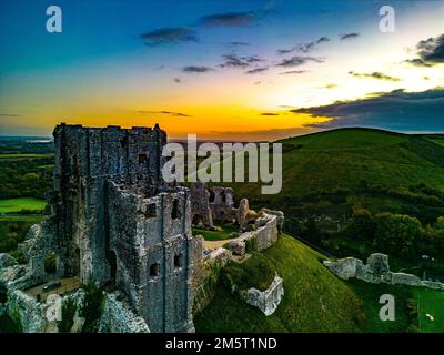 Luftaufnahme der Ruinen von Corfe Castle, Dorset bei Sonnenuntergang Stockfoto