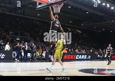 Bologna, Italien. 30. Dezember 2022. Jordan Mickey (Segafredo Virtus Bologna) während des Euroleague Basketball-Meisterschaftsspiels Segafredo Virtus Bologna vs.. Fenerbahce Beko Istanbul - Bologna, 30. Dezember 2022 in der Segafredo Arena Credit: Independent Photo Agency/Alamy Live News Stockfoto