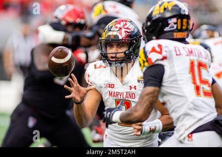 30. Dezember 2022: Quarterback der Maryland Terrapins Taulia Tagovailoa (3) tritt in der zweiten Hälfte des Duke's Mayo Bowl 2022 im Bank of America Stadium in Charlotte, NC, gegen den Weitwinkelempfänger Octavian Smith Jr. (15) an. (Scott Kinser/CSM) Stockfoto