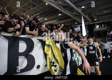 Bologna, Italien. 30. Dezember 2022. Die Spieler von Virtus Bologna jubeln am Ende des Basketballspiels Euroleague Segafredo Virtus Bologna gegen. Fenerbahce Beko Istanbul - Bologna, 30. Dezember 2022 in der Segafredo Arena Credit: Independent Photo Agency/Alamy Live News Stockfoto