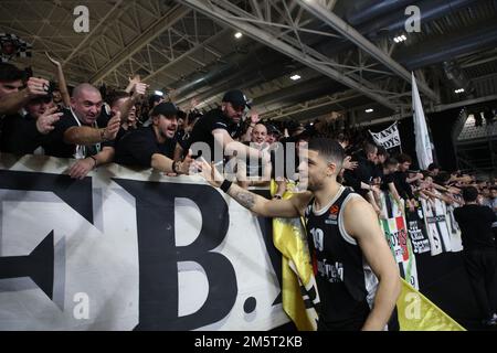 Bologna, Italien. 30. Dezember 2022. Die Spieler von Virtus Bologna jubeln am Ende des Basketballspiels Euroleague Segafredo Virtus Bologna gegen Fenerbahce Beko Istanbul - Bologna, 30. Dezember 2022 in der Segafredo Arena Credit: Live Media Publishing Group/Alamy Live News Stockfoto