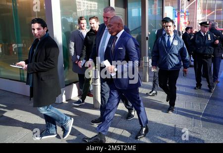 New York City, USA. 30. Dezember 2022. Der NYC-Bürgermeister Eric Adams verlässt am 30. Dezember 2022 die Sicherheitspressekonferenz am Times Square in New York City, USA. Die Beamten haben die Umsetzung der Sicherheitsmaßnahmen von New York im Zuge der Feier auf dem Times Square festgelegt. Kredit: SIPA USA/Alamy Live News Stockfoto