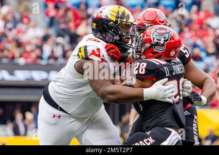 30. Dezember 2022: Maryland Terrapins Defensive Lineman Anthony Booker Jr. (88) nimmt in der zweiten Hälfte des Duke's Mayo Bowl 2022 im Bank of America Stadium in Charlotte, NC, den North Carolina State Wolfpack Running Back Demarcus Jones II (28) in Angriff. (Scott Kinser/CSM) Stockfoto