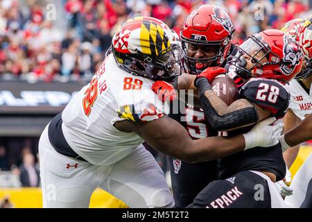 30. Dezember 2022: Maryland Terrapins Defensive Lineman Anthony Booker Jr. (88) nimmt in der zweiten Hälfte des Duke's Mayo Bowl 2022 im Bank of America Stadium in Charlotte, NC, den North Carolina State Wolfpack Running Back Demarcus Jones II (28) in Angriff. (Scott Kinser/CSM) Stockfoto