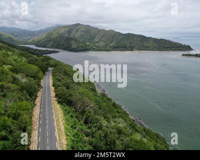 Eine wunderschöne Aufnahme von einer Autobahn und dem Meer in Hienghene, Neukaledonien Stockfoto