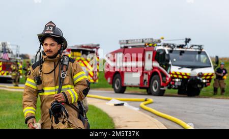 WASHINGTON (Okt. 31, 2022) -- Ein Mitglied des Naval District Washington Fire and Emergency Services bereitet sich auf die Teilnahme an einer Feuerschulung an Bord der Joint Base Anacostia-Bolling vor. Die NDW Fire and Emergency Services führen routinemäßige Brandschulungen durch, um sicherzustellen, dass ihre Feuerwehrleute bereit sind, die Ausrüstung zu bedienen und Brände zu löschen. (USA Navy Photo von Mass Communication Specialist 3. Class Oliver Serna) Stockfoto