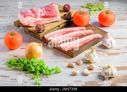 Eine gerenderte 3D-Darstellung von Zutaten wie Tomaten, Speck und Fleisch in der Tabelle Stockfoto