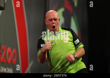 Alexandra Palace, London, Großbritannien. 30. Dezember 2022. 2022/23 PDC Cazoo Dart-Weltmeisterschaft Tag 13 Abendveranstaltung; Michael van Gerwen feiert den Sieg über Dirk van Duijvenbode mit 4-1 Punkten: Action Plus Sports/Alamy Live News Stockfoto