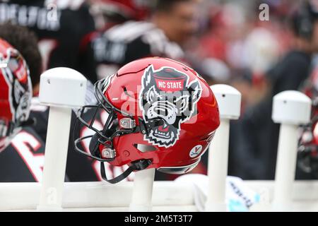 30. Dezember 2022: NC State Helm. NCAA-Fußballspiel zwischen University of Maryland und NC State, Duke Mayo Bowl, Bank of America Stadium, Charlotte, North Carolina. David Beach/CSM Credit: CAL Sport Media/Alamy Live News Stockfoto