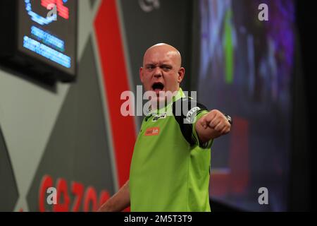 Alexandra Palace, London, Großbritannien. 30. Dezember 2022. 2022/23 PDC Cazoo Dart-Weltmeisterschaft Tag 13 Abendveranstaltung; Michael van Gerwen feiert den Sieg über Dirk van Duijvenbode mit 4-1 Punkten: Action Plus Sports/Alamy Live News Stockfoto