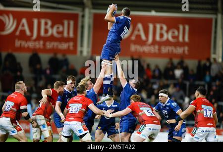 Salford, Großbritannien. 30. Dezember 2022. 30. Dezember 2022; AJ Bell Stadium, Salford, Lancashire, England; Englische Premiership Rugby, Sale Sharks gegen Leicester Tigers; Josh Beaumont von Sale Sharks nimmt einen Spitzenball auf Credit: Action Plus Sports Images/Alamy Live News Stockfoto