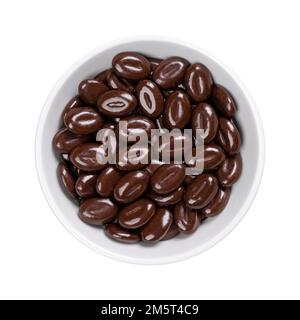 Dunkle Schokoladen-Mokka-Bohnen, in einer weißen Schüssel. Süßigkeiten aus einer Mischung aus Kaffeebohnengeschmack und köstlicher dunkler Schokolade in Form einer Kaffeebohne. Stockfoto