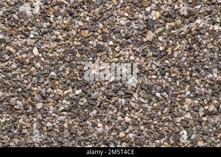 Straßen- und Putzkörner, lose Späne, zerkleinerte Steine, Oberfläche, von oben. Trockener Kalk- und eisenfreier Quarzsand, der als Streugut oder Zuschlagstoff verwendet wird. Stockfoto