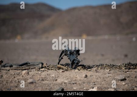 An der Schusslinie sitzt ein M240B am Arta Range, Dschibuti, 29. November 2022. USA Die Militärangehörigen der Luftwaffe und des Marine Corps hatten die Möglichkeit, die M240B und Die m2 Maschinenpistole zu erlernen und zu schießen. (Foto des Verteidigungsministeriums von Staff Sgt. Dallin Wrye) Stockfoto