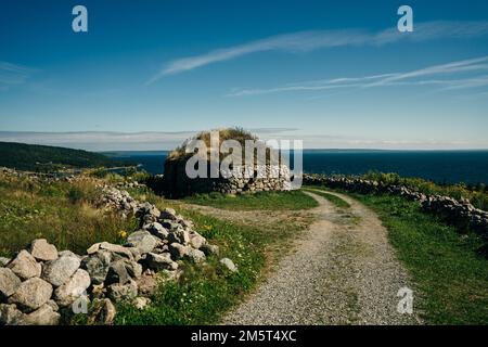 Schwarzes Haus mit Sodddach und Steinwänden im Highland Village Museum Iona Cape Breton. Hochwertiges Foto Stockfoto