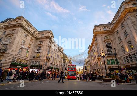 Menschen und Verkehr am Piccadilly Circus in London, Großbritannien. Dies ist ein abendlicher Blick südlich vom Piccadilly Circus in Richtung Regent Street Saint James's Stockfoto