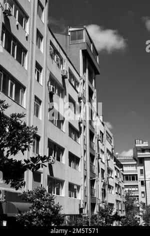 Ein vertikales Graustufenbild eines alten Wohngebäudes Stockfoto