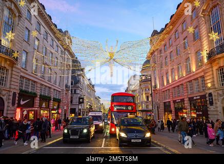 Verkehr am Piccadilly Circus in London, Großbritannien. Dies ist die Aussicht südlich vom Piccadilly Circus in Richtung Regent Street Saint James's. Abendliche Aussicht Stockfoto