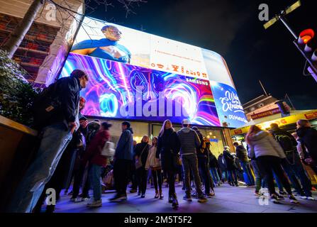 Werbespots und Menschenmassen am Piccadilly Circus in London, Großbritannien. Hier trifft die Regent Street auf den Piccadilly Circus. Nachtansicht Stockfoto