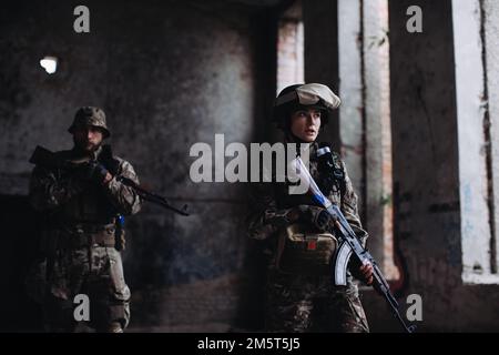 Das ukrainische Militär verteidigt seine Positionen. Waffenbrüder, Männer und Frauen im Krieg. Stockfoto