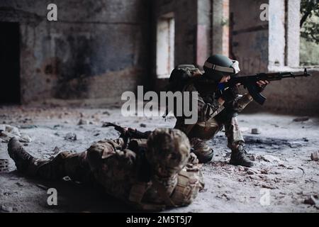 Das ukrainische Militär verteidigt seine Positionen. Waffenbrüder, Männer und Frauen im Krieg. Stockfoto