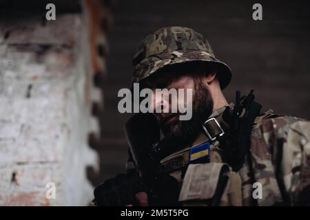 Porträt eines ukrainischen Soldaten in seiner Kampfposition. Stockfoto