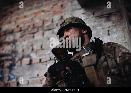 Porträt eines ukrainischen Soldaten in seiner Kampfposition. Stockfoto