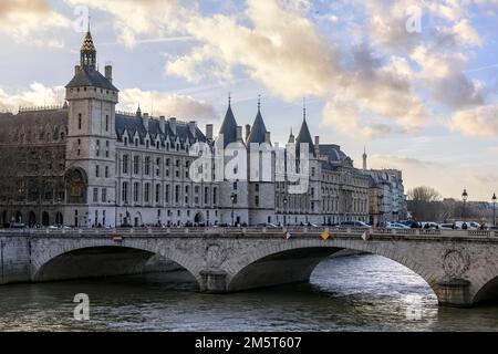 Paris, Frankreich. 29. Dezember 2022. Die Brücke Pont au Change über die seine und das ehemalige Gerichtsgebäude und Gefängnis La Conciergerie am 29. Dezember 2022. Stockfoto