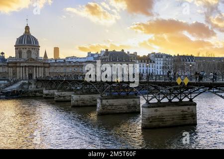 Paris, Frankreich. 29. Dezember 2022. Brücke Pont des Arts über die seine und das Institut de France am 29. Dezember 2022 in Paris, Frankreich. Stockfoto