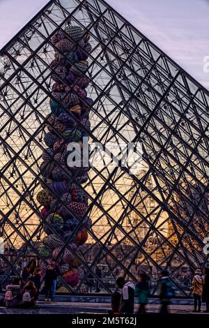 Paris, Frankreich. 29. Dezember 2022. Das Louvre-Museum beherbergt unter seiner Pyramide das monumentale Werk des Künstlers Barthélémy Toguo. Stockfoto