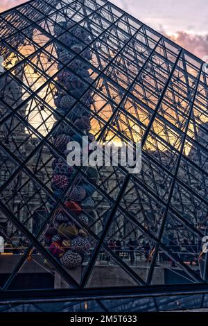 Paris, Frankreich. 29. Dezember 2022. Das Louvre-Museum beherbergt unter seiner Pyramide das monumentale Werk des Künstlers Barthélémy Toguo. Stockfoto