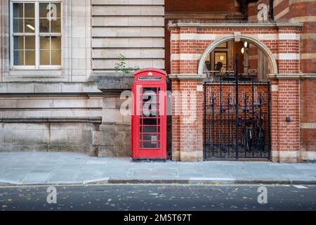 London, England – Dezember 2022. Klassische, rote Telefonzelle im Retro-Stil. Londons alte rote Telefonzellen sind eines der Symbole der Stadt in Großbritannien Stockfoto