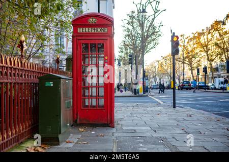 London, England – Dezember 2022. Klassische, rote Telefonzelle im Retro-Stil. Londons alte rote Telefonzellen sind eines der Symbole der Stadt in Großbritannien Stockfoto