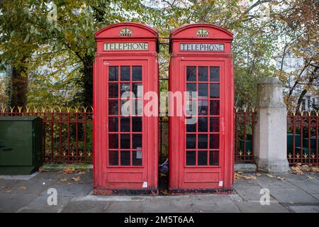 London, England – Dezember 2022. Klassische, rote Telefonzelle im Retro-Stil. Londons alte rote Telefonzellen sind eines der Symbole der Stadt in Großbritannien Stockfoto