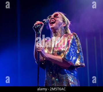 Princes Street Gardens, Edinburgh, Schottland, Vereinigtes Königreich, 30. Dezember 2022, Edinburgh Hogmanay: Die Silvesterfeier beginnt mit der Disco-Party im Ross-Bänkchen in Princes Street Gardens, wo die Band Altered Images mit dem Leadsänger Clare Grogan spielt. Credit Sally Anderson/Alamy Live News Stockfoto