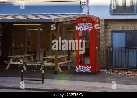 London, England – Dezember 2022. Klassische, rote Telefonzelle im Retro-Stil. Londons alte rote Telefonzellen sind eines der Symbole der Stadt in Großbritannien Stockfoto