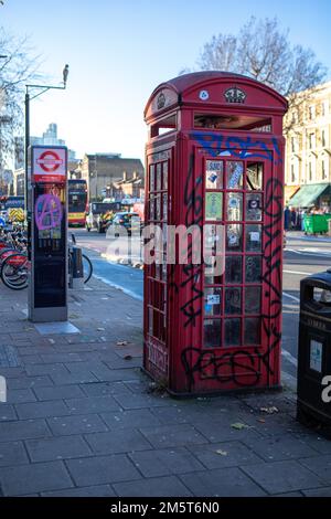 London, England – Dezember 2022. Klassische, rote Telefonzelle im Retro-Stil. Londons alte rote Telefonzellen sind eines der Symbole der Stadt in Großbritannien Stockfoto