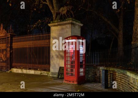 London, England – Dezember 2022. Klassische, rote Telefonzelle im Retro-Stil. Londons alte rote Telefonzellen sind eines der Symbole der Stadt in Großbritannien Stockfoto