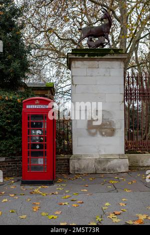 London, England – Dezember 2022. Klassische, rote Telefonzelle im Retro-Stil. Londons alte rote Telefonzellen sind eines der Symbole der Stadt in Großbritannien Stockfoto