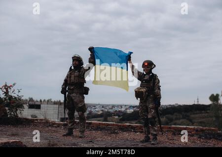 Das ukrainische Militär hält die Flagge der Ukraine. Das Konzept des Sieges. Der Krieg zwischen der Ukraine und Russland. Stockfoto