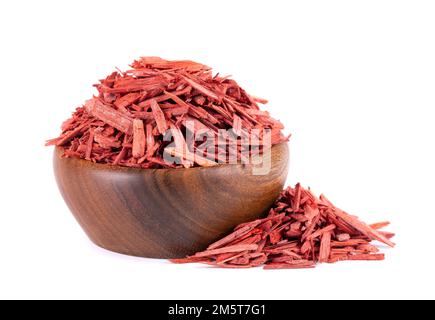 Rote Sandelholz-Räucherstäbchen in Holzschüssel, isoliert auf weißem Hintergrund. Sanderswood, Rubyholz oder rote saunders Stockfoto