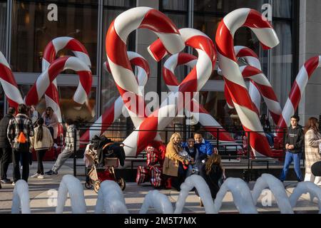 Riesige Zuckerstangen bedecken die plaza vor dem Avra Estiatorio Restaurant im Rockefeller Center, New York City, USA 2022 Stockfoto