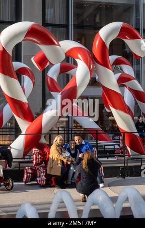 Riesige Zuckerstangen bedecken die plaza vor dem Avra Estiatorio Restaurant im Rockefeller Center, New York City, USA 2022 Stockfoto