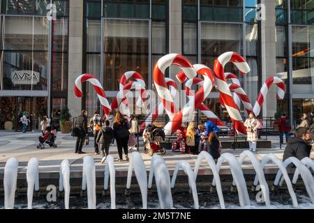 Riesige Zuckerstangen bedecken die plaza vor dem Avra Estiatorio Restaurant im Rockefeller Center, New York City, USA 2022 Stockfoto