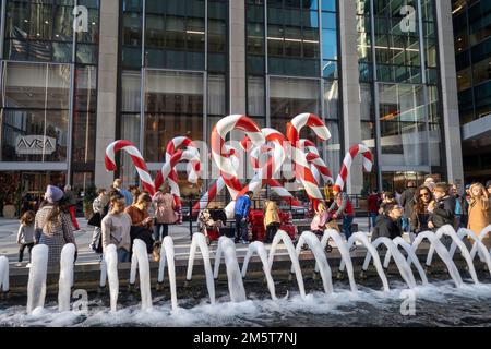 Riesige Zuckerstangen bedecken die plaza vor dem Avra Estiatorio Restaurant im Rockefeller Center, New York City, USA 2022 Stockfoto