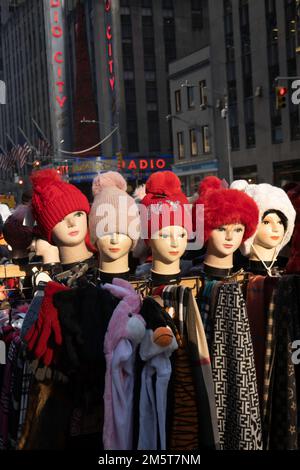 Hüte zum Verkauf durch einen Straßenhändler, Holidays, 2022, NYC, USA Stockfoto