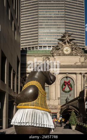 Die skurrilen Bronzestatuen von Bjorn Okholm Skaarup sind auf dem Pershing Square vor dem Grand Central Terminal, New York City, USA 2022, ausgestellt Stockfoto