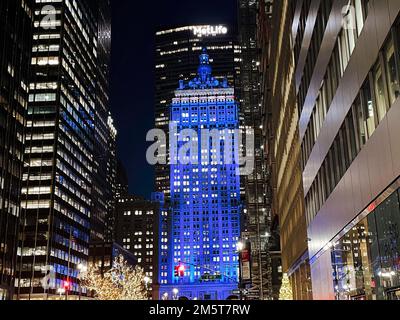 Das Helmsley Building an der Park Avenue, hell beleuchtet für die Feiertage, NYC, 2022, USA Stockfoto